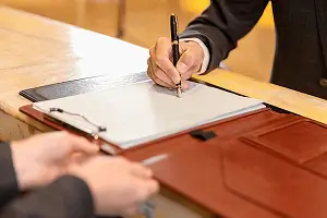 梨汁和橙汁的密度哪个大